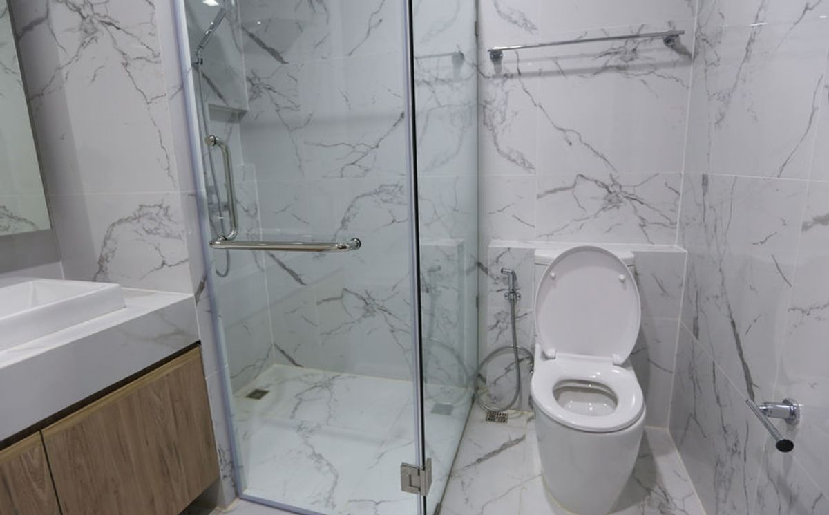 For RentSukhumvit, Asoke, Thonglor : Line ID: @zimple_asset Modern Minimalist Apartment in Sukhumvit 22. Fully furnished– just bring your luggage and move in! The apartment offers fitness facilities and a rooftop swimming pool, with easy access to both BTS and MRT.