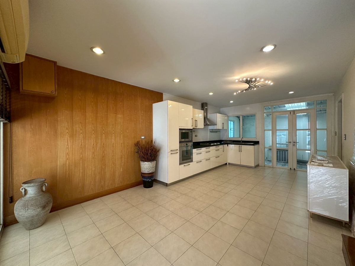 For RentTownhomeSukhumvit, Asoke, Thonglor : Baan Klang Krung Thonglor for Rent! 4-Storey House 4 Bedroom 5 Bathroom 380 SQ.M Fully Fitted Near BTS Thonglor