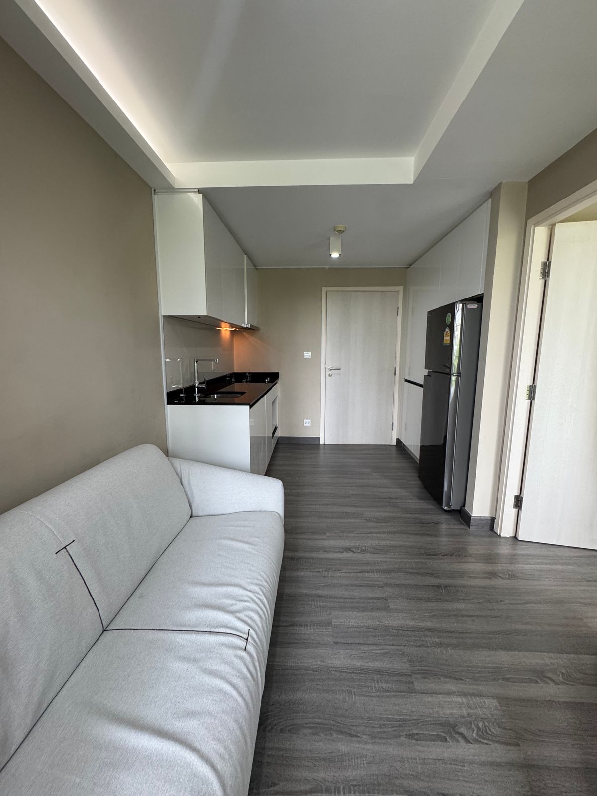 ขายคอนโดสุขุมวิท อโศก ทองหล่อ : Maestro 39 ขายพร้อมผู้เช่า! 🔥 ขายขาดทุนเกือบล้าน! ✅ ขาย 3.6 ลบ. 🔑 30.40 ตร.ม. ✨ Rental Yield 6% ต่อปี 📅 ค่าเช่า 18,000 บาท/เดือน 🚫 ไม่รับ Co-agent