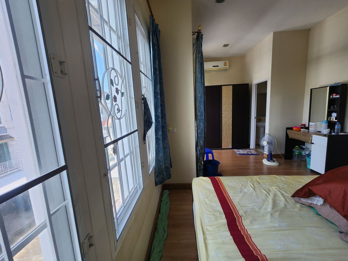 ให้เช่าทาวน์โฮมพระราม 5 ราชพฤกษ์ บางกรวย : ลดราคา**บ้านว่างครับผม 2 ห้องมาสเตอร์เบดรูม**หมู่บ้านโกลเด้นทาวน์ ปิ่นเกล้า-จรัญสนิทวงศ์📌📌ซอยที่ 7 เพื่อนบ้านดี อยู่ใกล้ทางเข้าโครงการเดินทางสะดวก