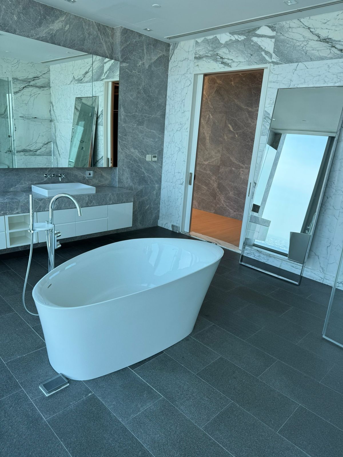 For RentCondoSathorn, Narathiwat : Ritz Carlton Mahanakorn residences for rent Penthouse 4bedrooms 6bathrooms 1.8mb. | Contact 085-546-9559