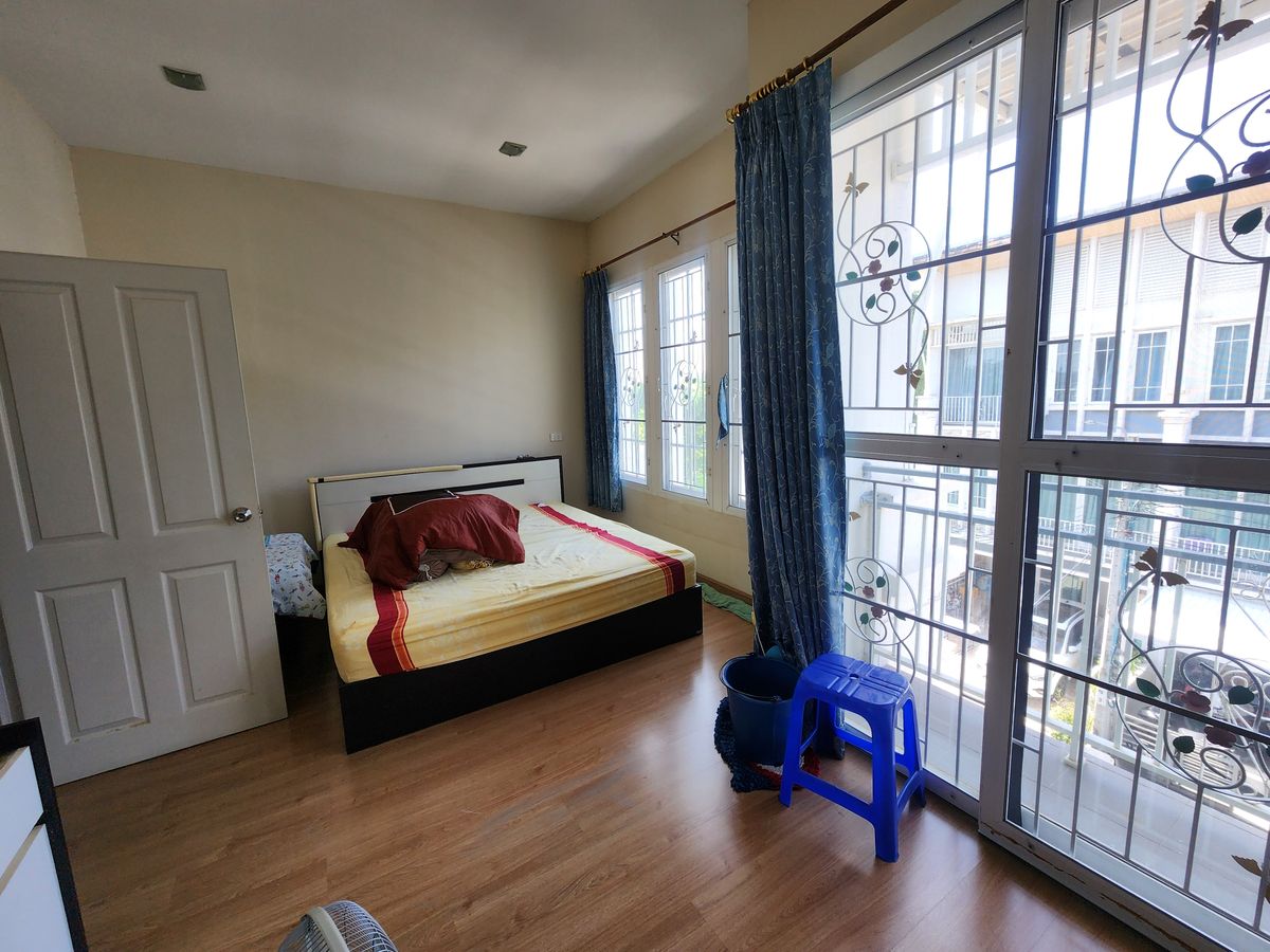 ให้เช่าทาวน์โฮมพระราม 5 ราชพฤกษ์ บางกรวย : ลดราคา**บ้านว่างครับผม 2 ห้องมาสเตอร์เบดรูม**หมู่บ้านโกลเด้นทาวน์ ปิ่นเกล้า-จรัญสนิทวงศ์📌📌ซอยที่ 7 เพื่อนบ้านดี อยู่ใกล้ทางเข้าโครงการเดินทางสะดวก