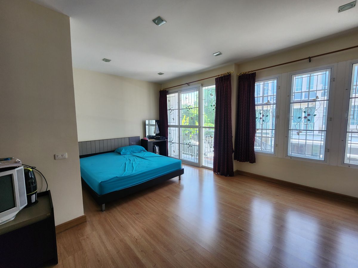 ให้เช่าทาวน์โฮมพระราม 5 ราชพฤกษ์ บางกรวย : ลดราคา**บ้านว่างครับผม 2 ห้องมาสเตอร์เบดรูม**หมู่บ้านโกลเด้นทาวน์ ปิ่นเกล้า-จรัญสนิทวงศ์📌📌ซอยที่ 7 เพื่อนบ้านดี อยู่ใกล้ทางเข้าโครงการเดินทางสะดวก