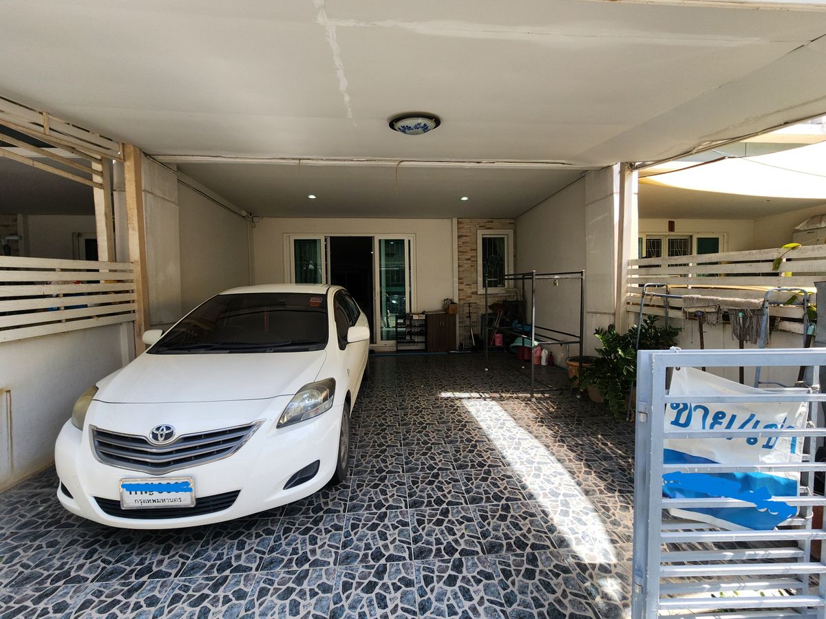 ให้เช่าทาวน์โฮมพระราม 5 ราชพฤกษ์ บางกรวย : ลดราคา**บ้านว่างครับผม 2 ห้องมาสเตอร์เบดรูม**หมู่บ้านโกลเด้นทาวน์ ปิ่นเกล้า-จรัญสนิทวงศ์📌📌ซอยที่ 7 เพื่อนบ้านดี อยู่ใกล้ทางเข้าโครงการเดินทางสะดวก