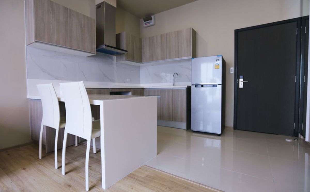 For RentSukhumvit, Asoke, Thonglor : Line ID: @zimple_asset Modern Minimalist Apartment in Sukhumvit 22. Fully furnished– just bring your luggage and move in! The apartment offers fitness facilities and a rooftop swimming pool, with easy access to both BTS and MRT.