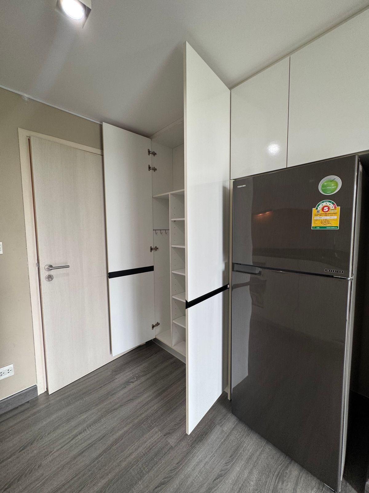 ขายคอนโดสุขุมวิท อโศก ทองหล่อ : Maestro 39 ขายพร้อมผู้เช่า! 🔥 ขายขาดทุนเกือบล้าน! ✅ ขาย 3.6 ลบ. 🔑 30.40 ตร.ม. ✨ Rental Yield 6% ต่อปี 📅 ค่าเช่า 18,000 บาท/เดือน 🚫 ไม่รับ Co-agent