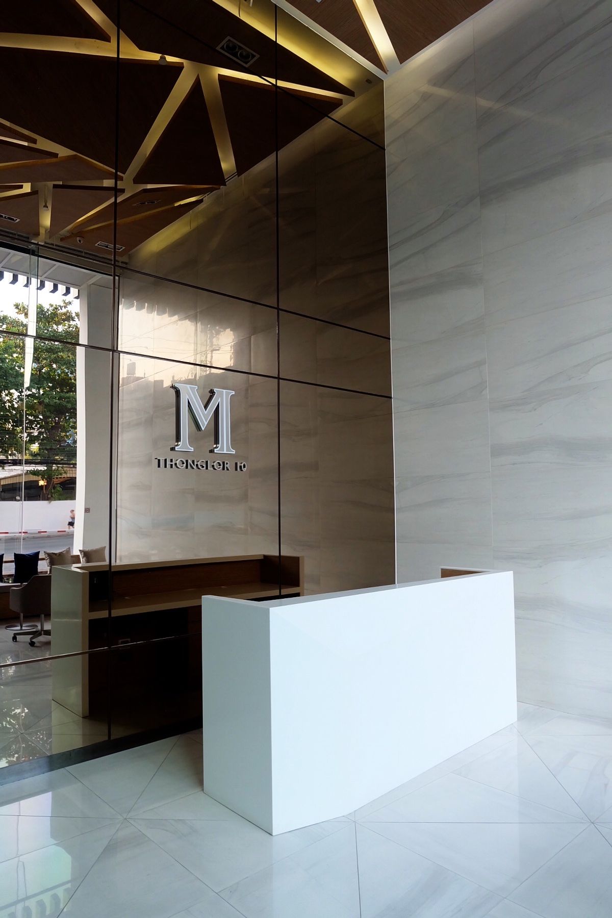 ขายคอนโดสุขุมวิท อโศก ทองหล่อ : M Thonglor ขายพร้อมผู้เช่า! 🔥 ขายขาดทุน 1.2 ลบ.  ✅ ขายถูกสุดในโครงการ 4.2 ลบ. 33.24 ตร.ม. Rental Yield 6% ต่อปี 📅 ค่าเช่า 21,000 บาท/เดือน 🚫 ไม่รับ Co-agent
