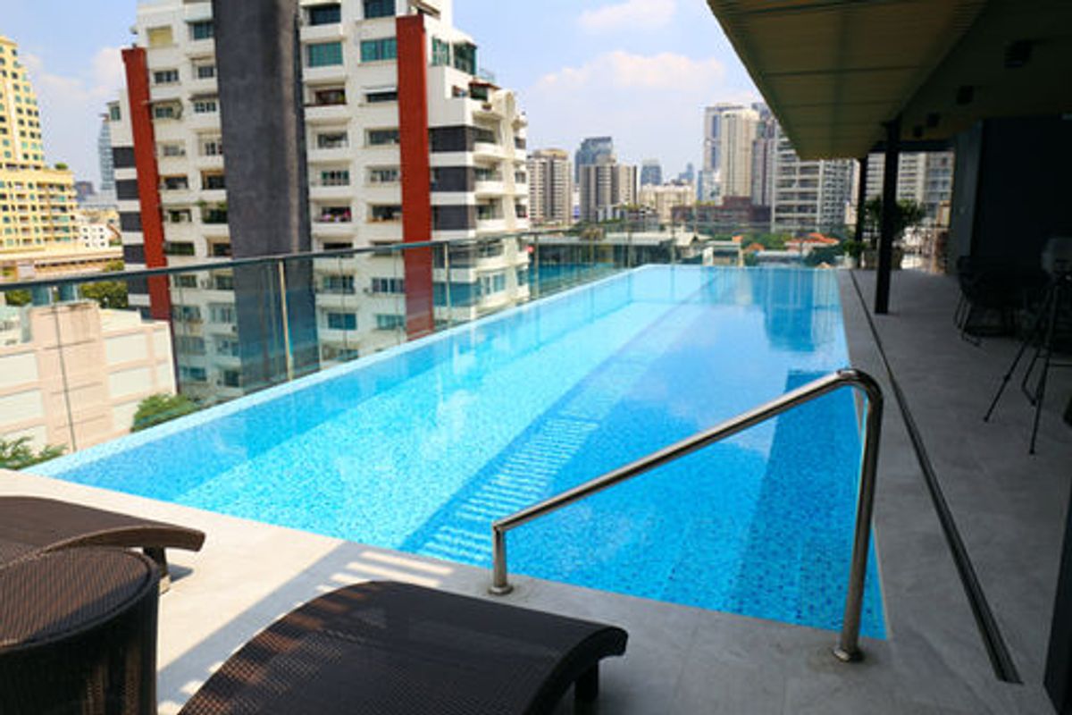 For RentSukhumvit, Asoke, Thonglor : Line ID: @zimple_asset Modern Minimalist Apartment in Sukhumvit 22. Fully furnished– just bring your luggage and move in! The apartment offers fitness facilities and a rooftop swimming pool, with easy access to both BTS and MRT.