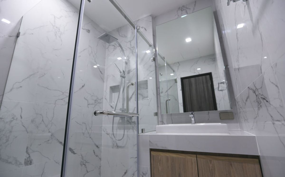 For RentSukhumvit, Asoke, Thonglor : Line ID: @zimple_asset Modern Minimalist Apartment in Sukhumvit 22. Fully furnished– just bring your luggage and move in! The apartment offers fitness facilities and a rooftop swimming pool, with easy access to both BTS and MRT.