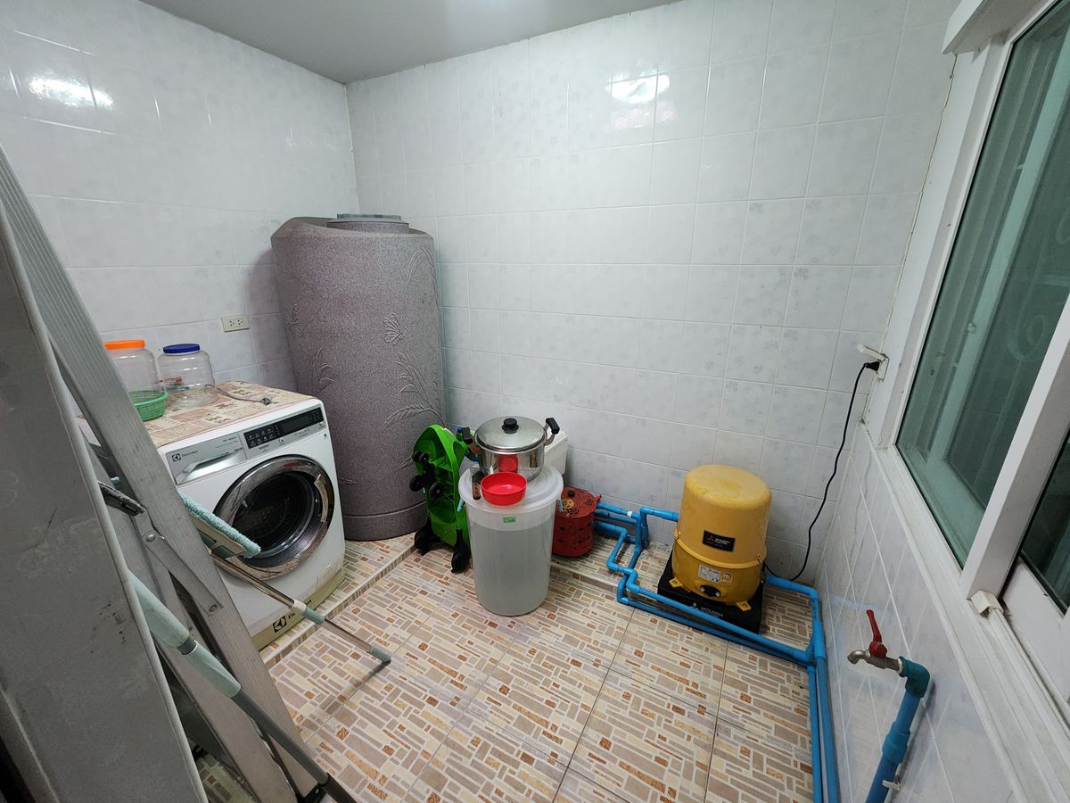 ให้เช่าทาวน์โฮมพระราม 5 ราชพฤกษ์ บางกรวย : ลดราคา**บ้านว่างครับผม 2 ห้องมาสเตอร์เบดรูม**หมู่บ้านโกลเด้นทาวน์ ปิ่นเกล้า-จรัญสนิทวงศ์📌📌ซอยที่ 7 เพื่อนบ้านดี อยู่ใกล้ทางเข้าโครงการเดินทางสะดวก