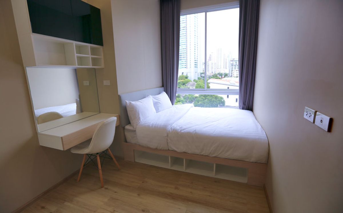 For RentSukhumvit, Asoke, Thonglor : Line ID: @zimple_asset Modern Minimalist Apartment in Sukhumvit 22. Fully furnished– just bring your luggage and move in! The apartment offers fitness facilities and a rooftop swimming pool, with easy access to both BTS and MRT.