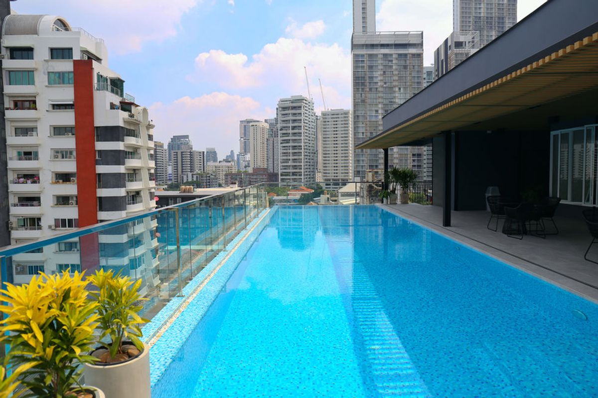 For RentSukhumvit, Asoke, Thonglor : Line ID: @zimple_asset Modern Minimalist Apartment in Sukhumvit 22. Fully furnished– just bring your luggage and move in! The apartment offers fitness facilities and a rooftop swimming pool, with easy access to both BTS and MRT.