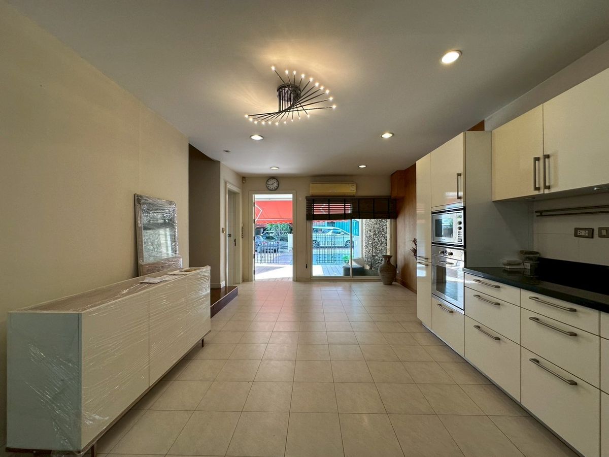 For RentTownhomeSukhumvit, Asoke, Thonglor : Baan Klang Krung Thonglor for Rent! 4-Storey House 4 Bedroom 5 Bathroom 380 SQ.M Fully Fitted Near BTS Thonglor