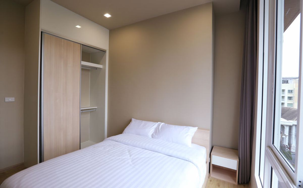 For RentSukhumvit, Asoke, Thonglor : Line ID: @zimple_asset Modern Minimalist Apartment in Sukhumvit 22. Fully furnished– just bring your luggage and move in! The apartment offers fitness facilities and a rooftop swimming pool, with easy access to both BTS and MRT.