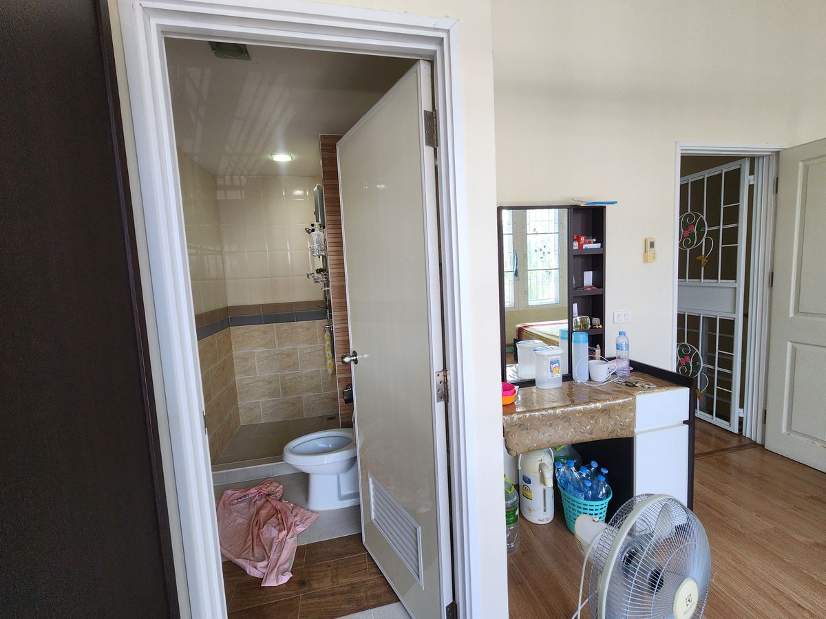 ให้เช่าทาวน์โฮมพระราม 5 ราชพฤกษ์ บางกรวย : ลดราคา**บ้านว่างครับผม 2 ห้องมาสเตอร์เบดรูม**หมู่บ้านโกลเด้นทาวน์ ปิ่นเกล้า-จรัญสนิทวงศ์📌📌ซอยที่ 7 เพื่อนบ้านดี อยู่ใกล้ทางเข้าโครงการเดินทางสะดวก