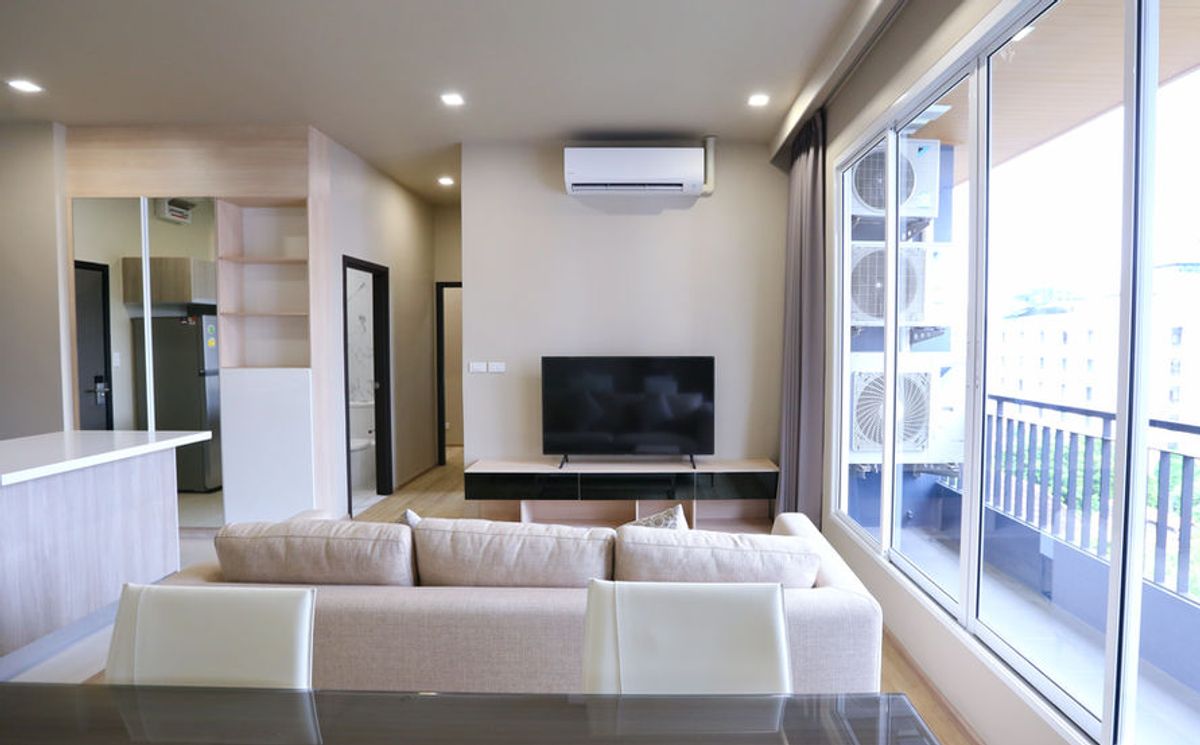 For RentSukhumvit, Asoke, Thonglor : Line ID: @zimple_asset Modern Minimalist Apartment in Sukhumvit 22. Fully furnished– just bring your luggage and move in! The apartment offers fitness facilities and a rooftop swimming pool, with easy access to both BTS and MRT.