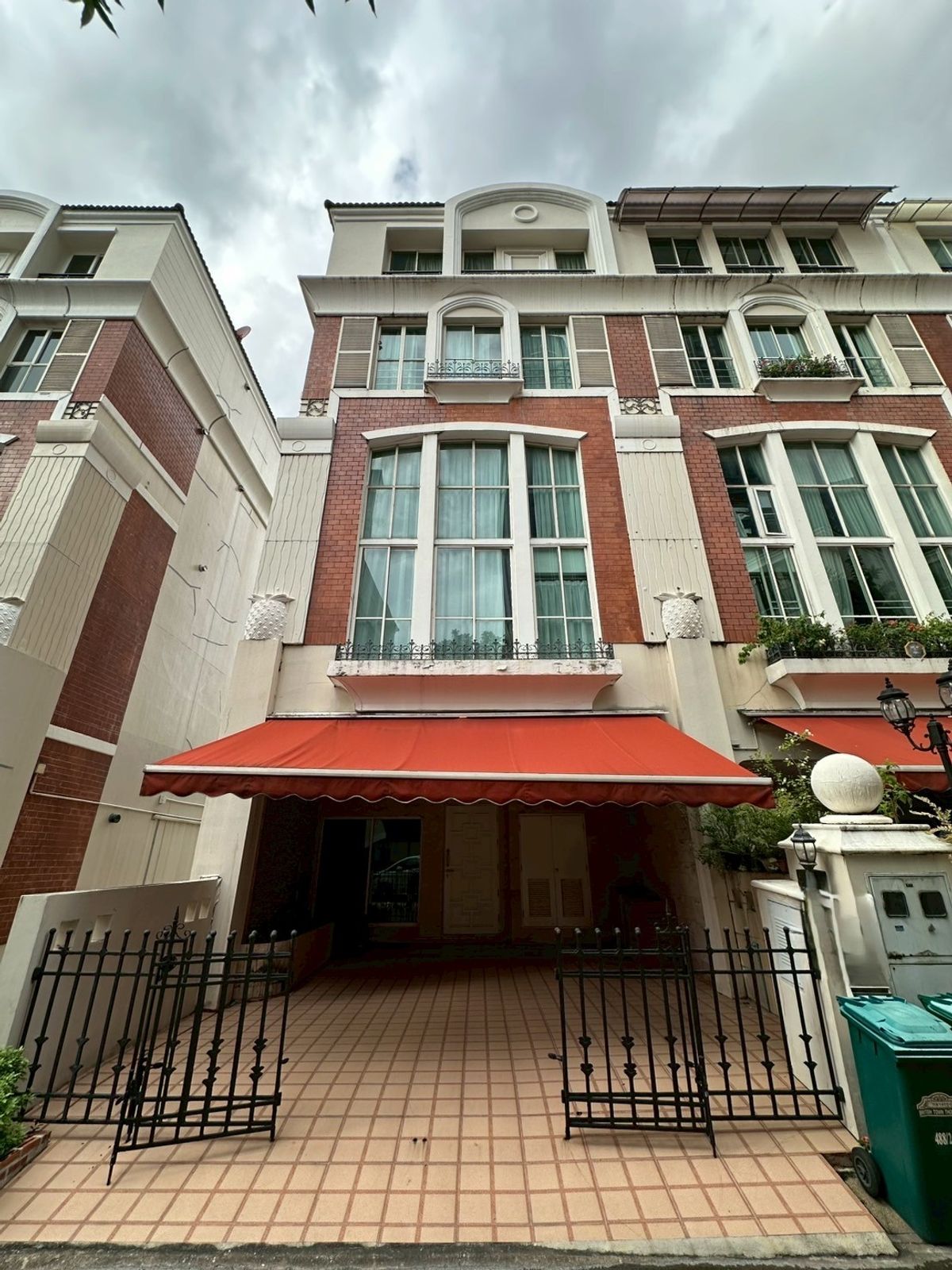 ให้เช่าบ้านสุขุมวิท อโศก ทองหล่อ : Baan Klang Krung Thonglor for rent! 4-storey house 4 bedroom 5 bathroom 380 sq.m fully fitted near BTS Thonglor