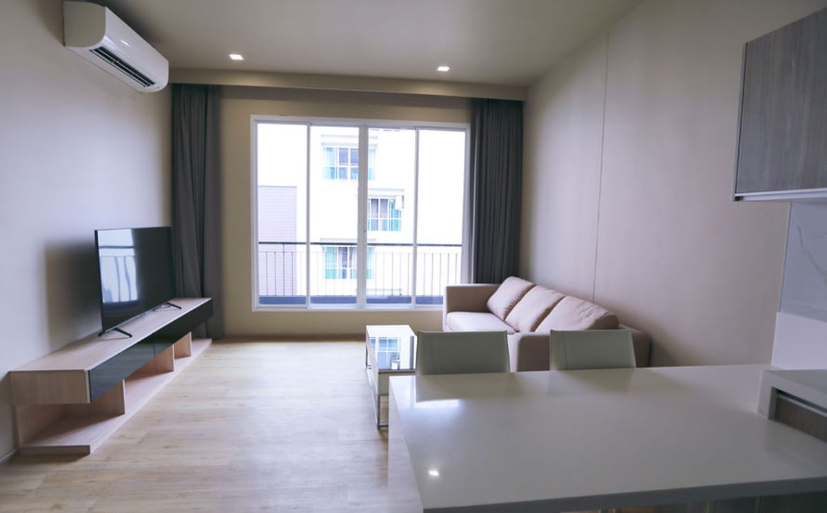 For RentSukhumvit, Asoke, Thonglor : Line ID: @zimple_asset Modern Minimalist Apartment in Sukhumvit 22. Fully furnished– just bring your luggage and move in! The apartment offers fitness facilities and a rooftop swimming pool, with easy access to both BTS and MRT.