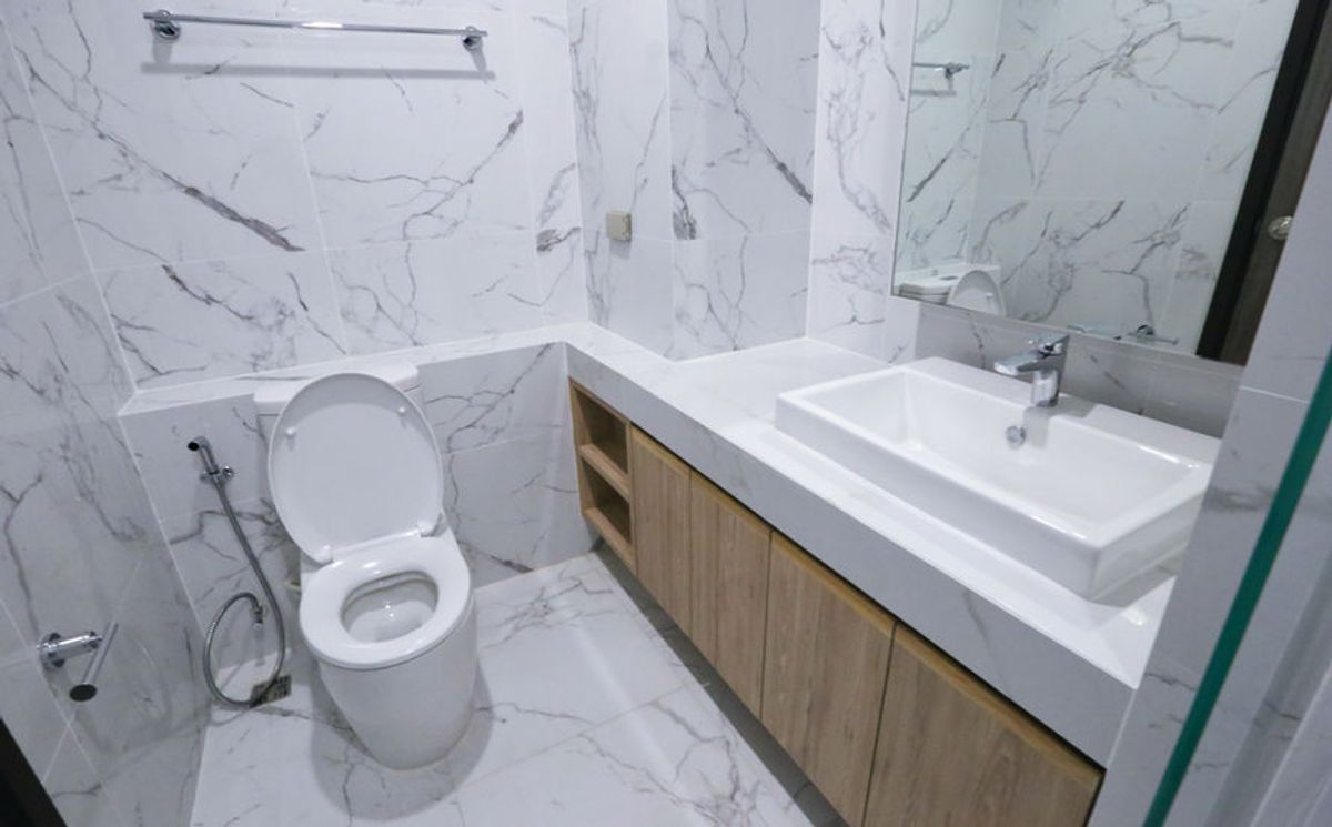 For RentSukhumvit, Asoke, Thonglor : Line ID: @zimple_asset Modern Minimalist Apartment in Sukhumvit 22. Fully furnished– just bring your luggage and move in! The apartment offers fitness facilities and a rooftop swimming pool, with easy access to both BTS and MRT.