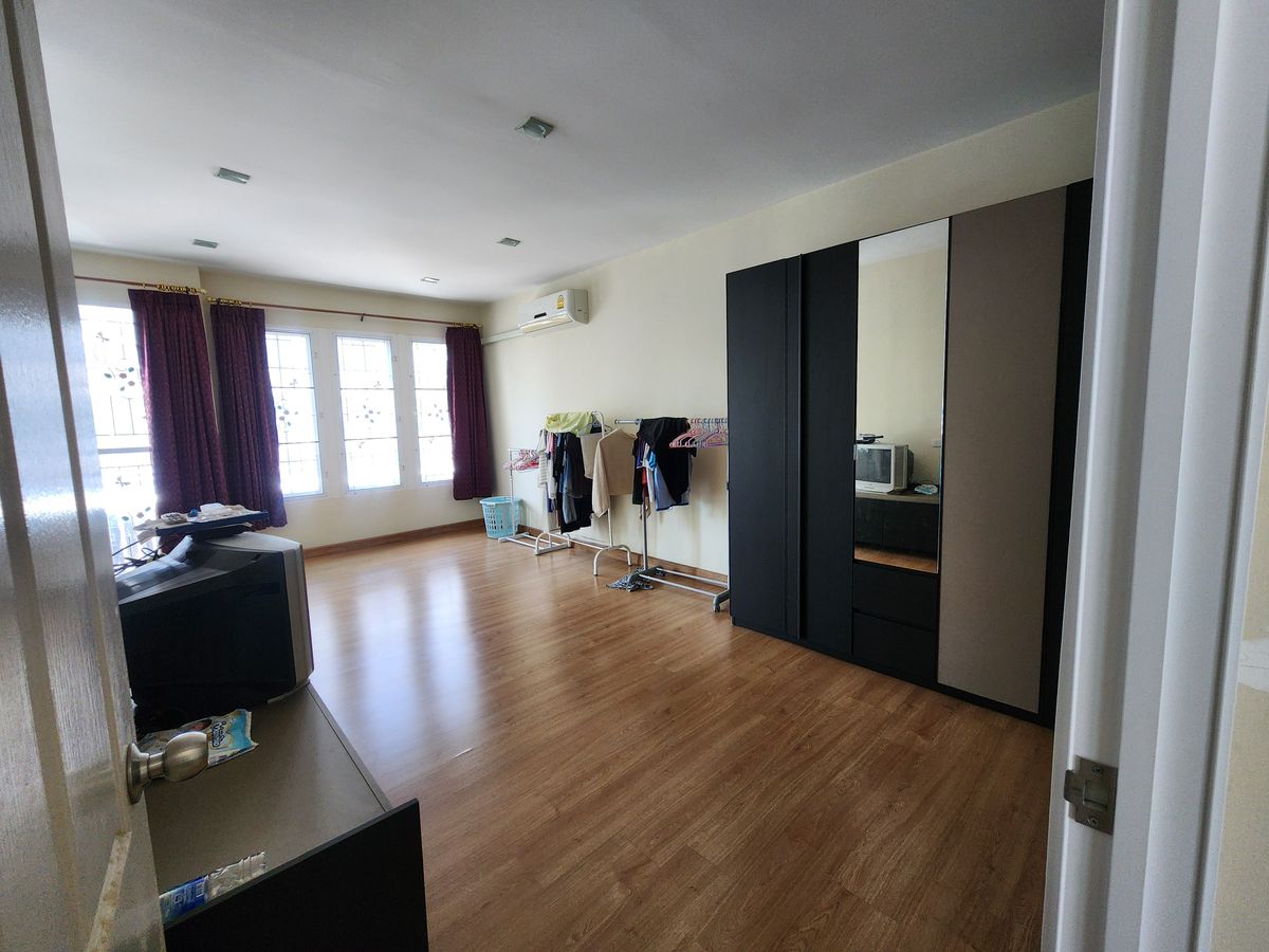 ให้เช่าทาวน์โฮมพระราม 5 ราชพฤกษ์ บางกรวย : ลดราคา**บ้านว่างครับผม 2 ห้องมาสเตอร์เบดรูม**หมู่บ้านโกลเด้นทาวน์ ปิ่นเกล้า-จรัญสนิทวงศ์📌📌ซอยที่ 7 เพื่อนบ้านดี อยู่ใกล้ทางเข้าโครงการเดินทางสะดวก