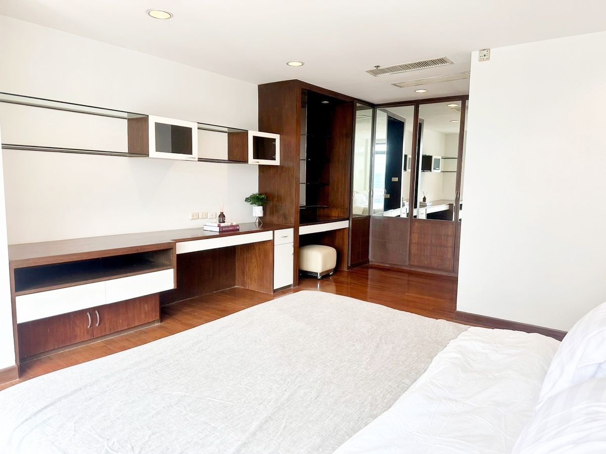 For RentCondoWitthayu, Chidlom, Langsuan, Ploenchit : For rent: The Royal Place 2, Soi Mahadlek Luang 2, 1 bedroom, 63 sqm., near BTS Ratchadamri.