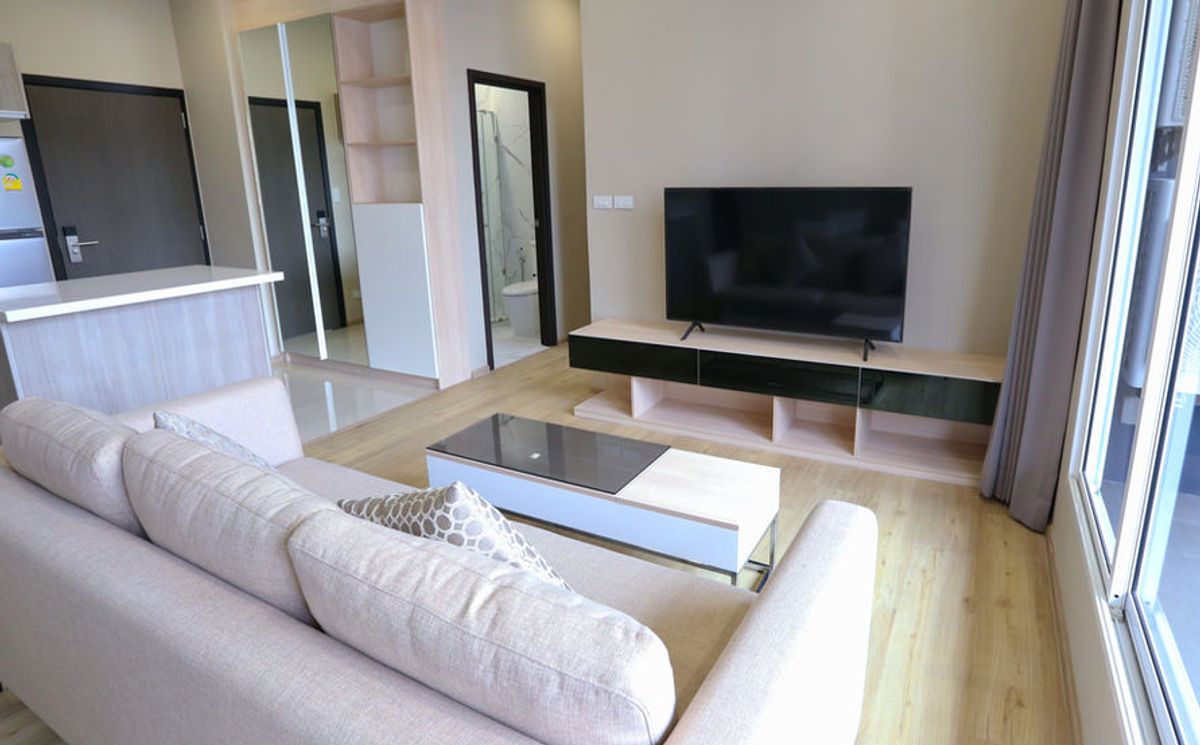 For RentSukhumvit, Asoke, Thonglor : Line ID: @zimple_asset Modern Minimalist Apartment in Sukhumvit 22. Fully furnished– just bring your luggage and move in! The apartment offers fitness facilities and a rooftop swimming pool, with easy access to both BTS and MRT.