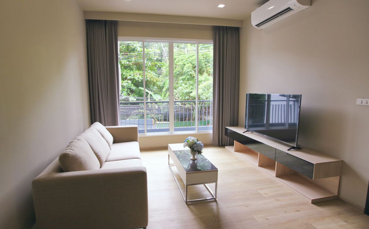 For RentSukhumvit, Asoke, Thonglor : Line ID: @zimple_asset Modern Minimalist Apartment in Sukhumvit 22. Fully furnished– just bring your luggage and move in! The apartment offers fitness facilities and a rooftop swimming pool, with easy access to both BTS and MRT.