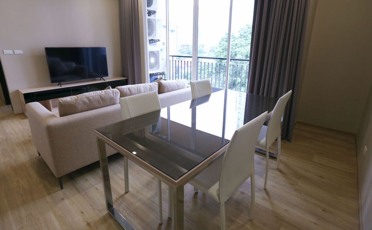 For RentSukhumvit, Asoke, Thonglor : Line ID: @zimple_asset Modern Minimalist Apartment in Sukhumvit 22. Fully furnished– just bring your luggage and move in! The apartment offers fitness facilities and a rooftop swimming pool, with easy access to both BTS and MRT.