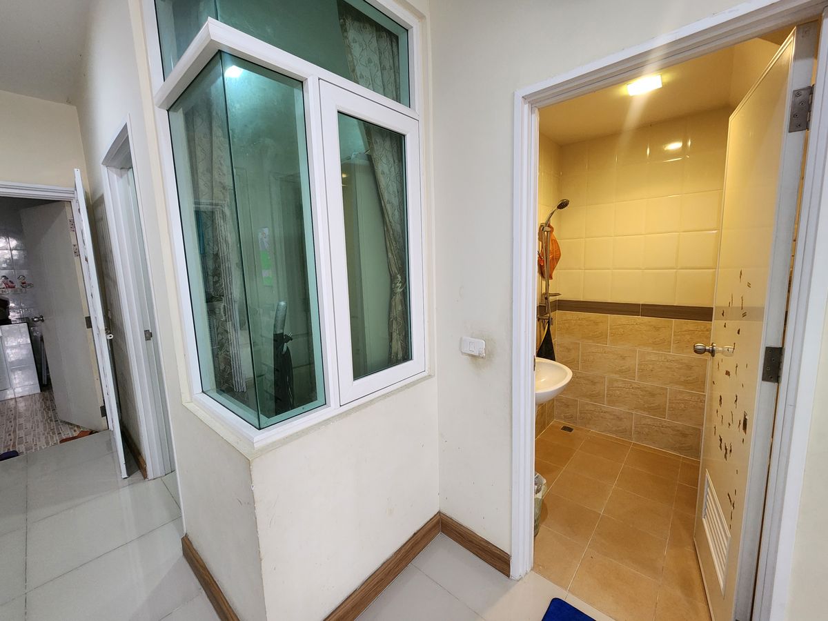 ให้เช่าทาวน์โฮมพระราม 5 ราชพฤกษ์ บางกรวย : ลดราคา**บ้านว่างครับผม 2 ห้องมาสเตอร์เบดรูม**หมู่บ้านโกลเด้นทาวน์ ปิ่นเกล้า-จรัญสนิทวงศ์📌📌ซอยที่ 7 เพื่อนบ้านดี อยู่ใกล้ทางเข้าโครงการเดินทางสะดวก