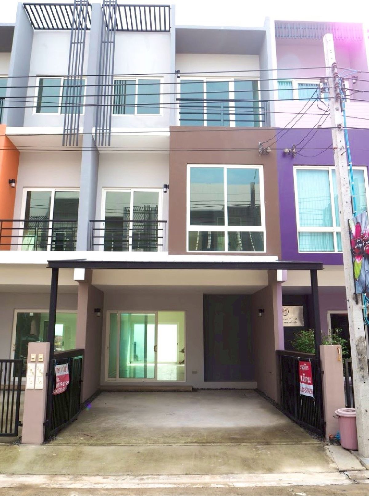 ให้เช่าทาวน์โฮมนวมินทร์ รามอินทรา : #ให้เช่าทาวน์โฮม 3 ชั้น โครงการ กรีนิช รามอินทรา Greenwich Ramindra ทำเลทอง เหมาะทั้งอยู่อาศัยและทำออฟฟิศ ติดแม็คโครรามอินทรา กม.12  จอดรถ 2คัน  3 ห้องนอน 3ห้องน้ำ 🔥ค่าเช่า 20,000 บาท/เดือน