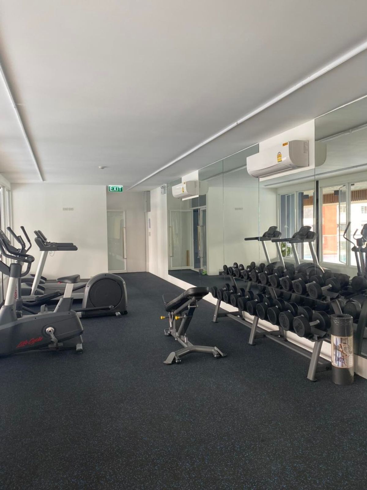 For RentSukhumvit, Asoke, Thonglor : Line ID: @zimple_asset Modern Minimalist Apartment in Sukhumvit 22. Fully furnished– just bring your luggage and move in! The apartment offers fitness facilities and a rooftop swimming pool, with easy access to both BTS and MRT.