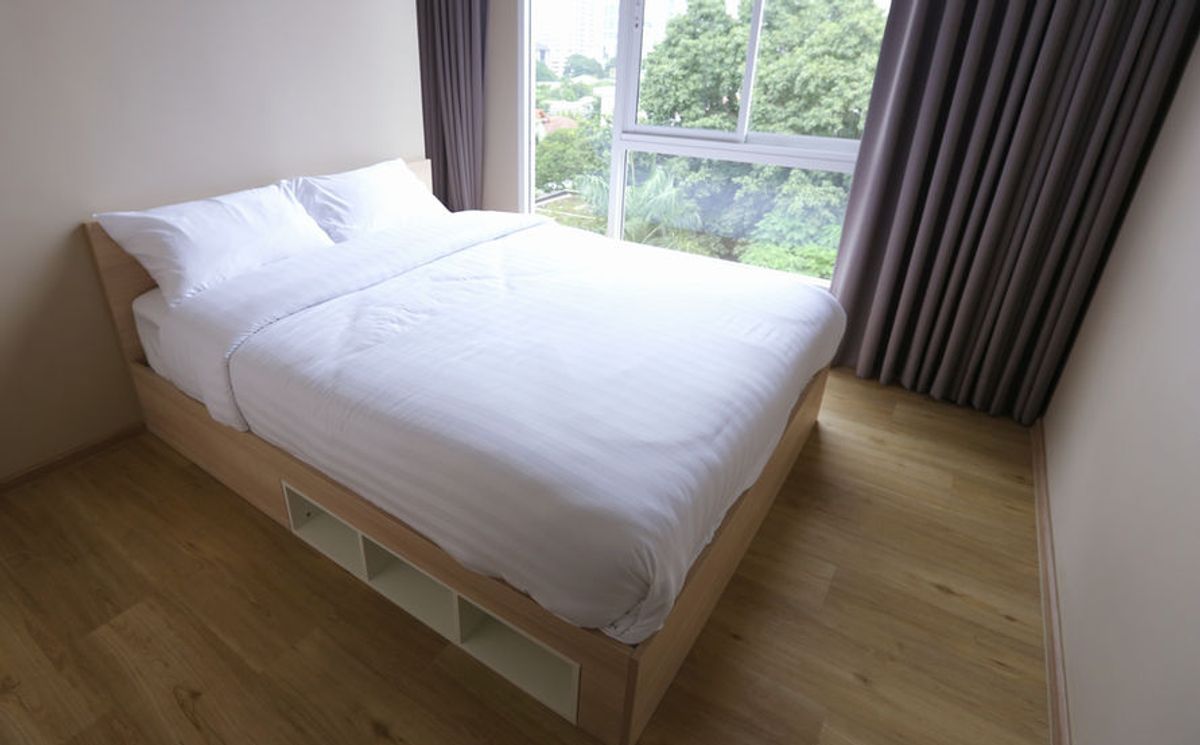 For RentSukhumvit, Asoke, Thonglor : Line ID: @zimple_asset Modern Minimalist Apartment in Sukhumvit 22. Fully furnished– just bring your luggage and move in! The apartment offers fitness facilities and a rooftop swimming pool, with easy access to both BTS and MRT.