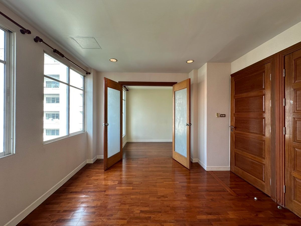 For RentTownhomeSukhumvit, Asoke, Thonglor : Baan Klang Krung Thonglor for Rent! 4-Storey House 4 Bedroom 5 Bathroom 380 SQ.M Fully Fitted Near BTS Thonglor