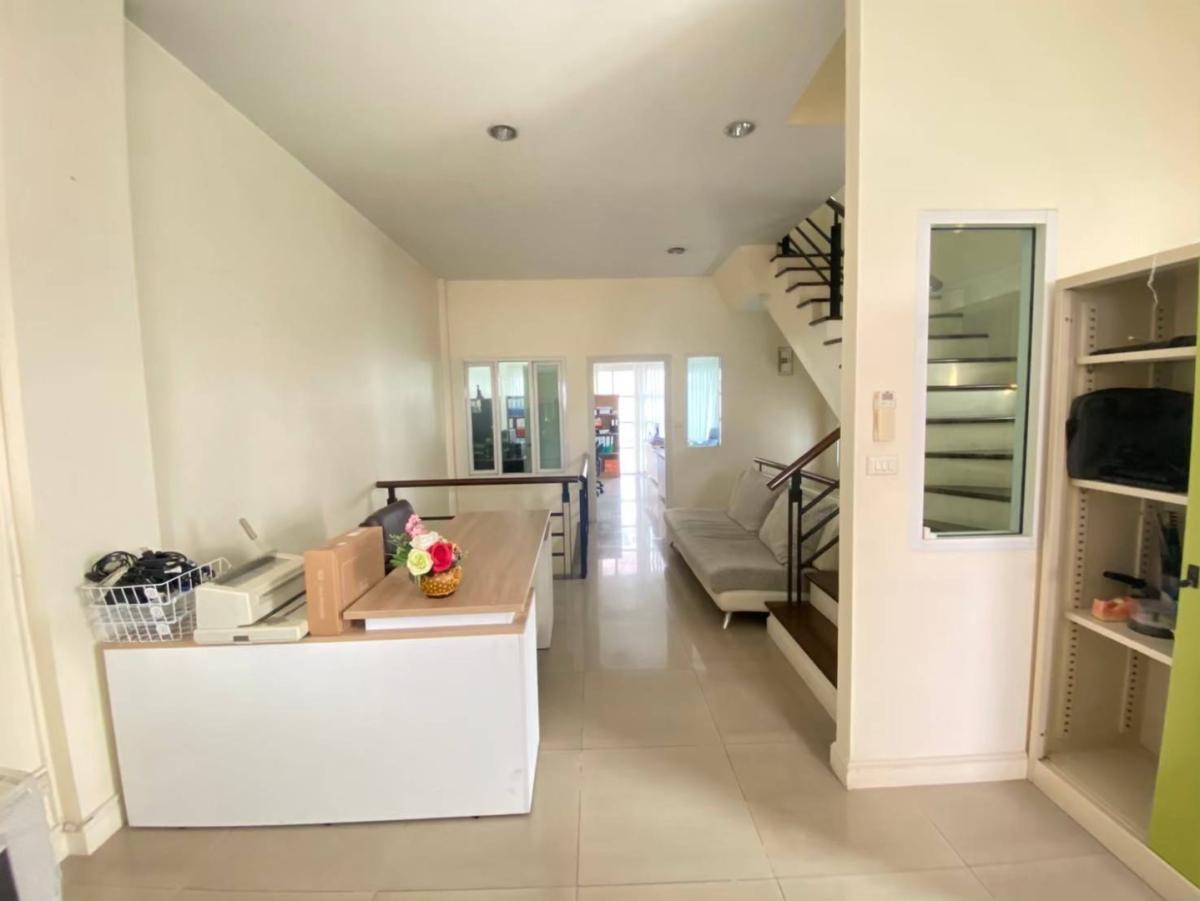 For SaleShop HouseYothinpattana,CDC : 🔥Urgent Sale🔥 Premium Place Phahon Yothin-Theparak, 4-story townhouse, can be used as an office or residence, near the expressway, convenient transportation.