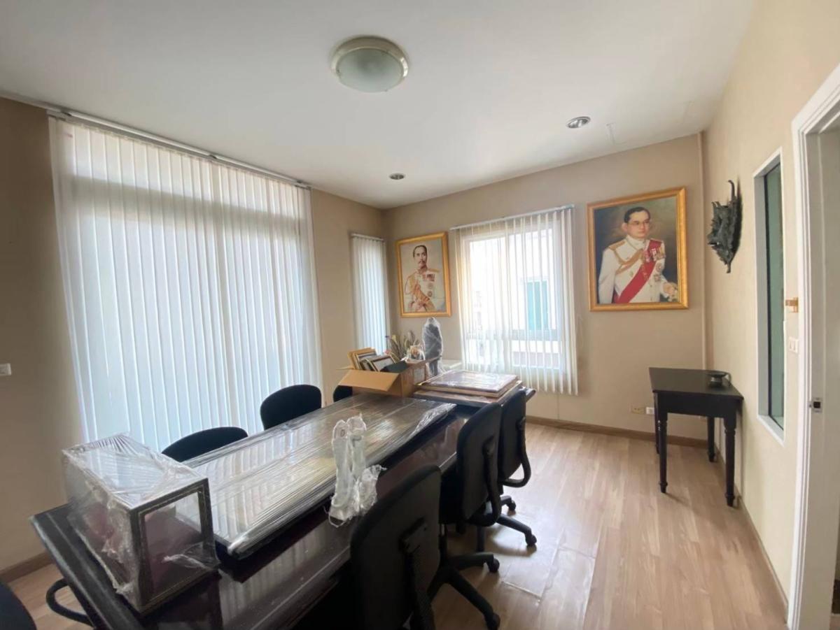 For SaleShop HouseYothinpattana,CDC : 🔥Urgent Sale🔥 Premium Place Phahon Yothin-Theparak, 4-story townhouse, can be used as an office or residence, near the expressway, convenient transportation.