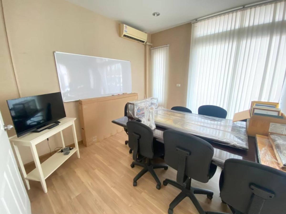 For SaleShop HouseYothinpattana,CDC : 🔥Urgent Sale🔥 Premium Place Phahon Yothin-Theparak, 4-story townhouse, can be used as an office or residence, near the expressway, convenient transportation.