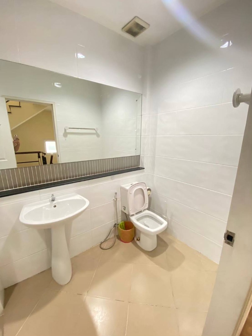 For SaleShop HouseYothinpattana,CDC : 🔥Urgent Sale🔥 Premium Place Phahon Yothin-Theparak, 4-story townhouse, can be used as an office or residence, near the expressway, convenient transportation.