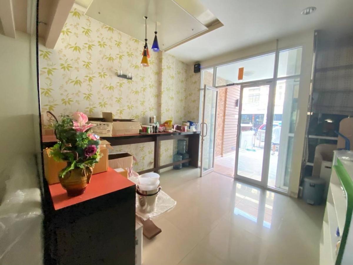 For SaleShop HouseYothinpattana,CDC : 🔥Urgent Sale🔥 Premium Place Phahon Yothin-Theparak, 4-story townhouse, can be used as an office or residence, near the expressway, convenient transportation.