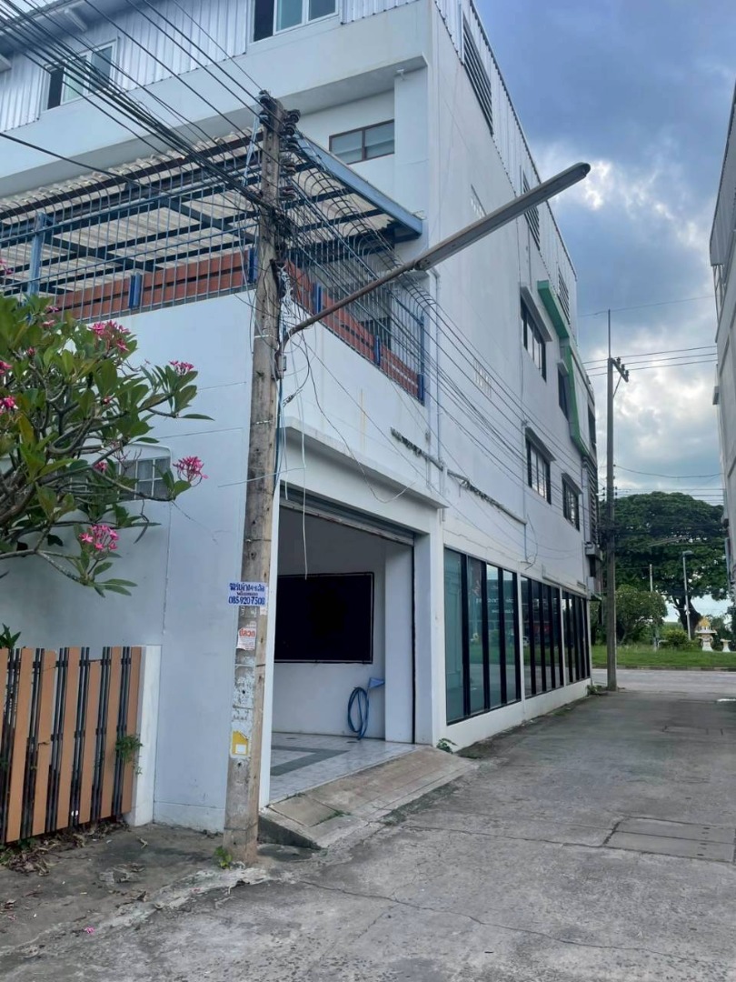 For SaleOfficeBuri Ram : 🔥Urgent Sale🔥 Office, good location, with parking space, suitable for business or residence in Buriram city.