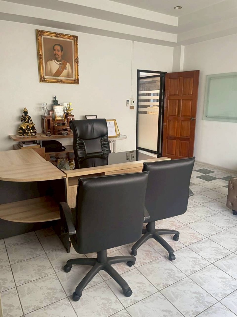 For SaleOfficeBuri Ram : 🔥Urgent Sale🔥 Office, good location, with parking space, suitable for business or residence in Buriram city.
