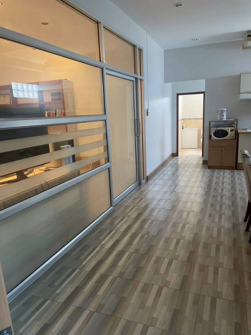 For SaleOfficeBuri Ram : 🔥Urgent Sale🔥 Office, good location, with parking space, suitable for business or residence in Buriram city.