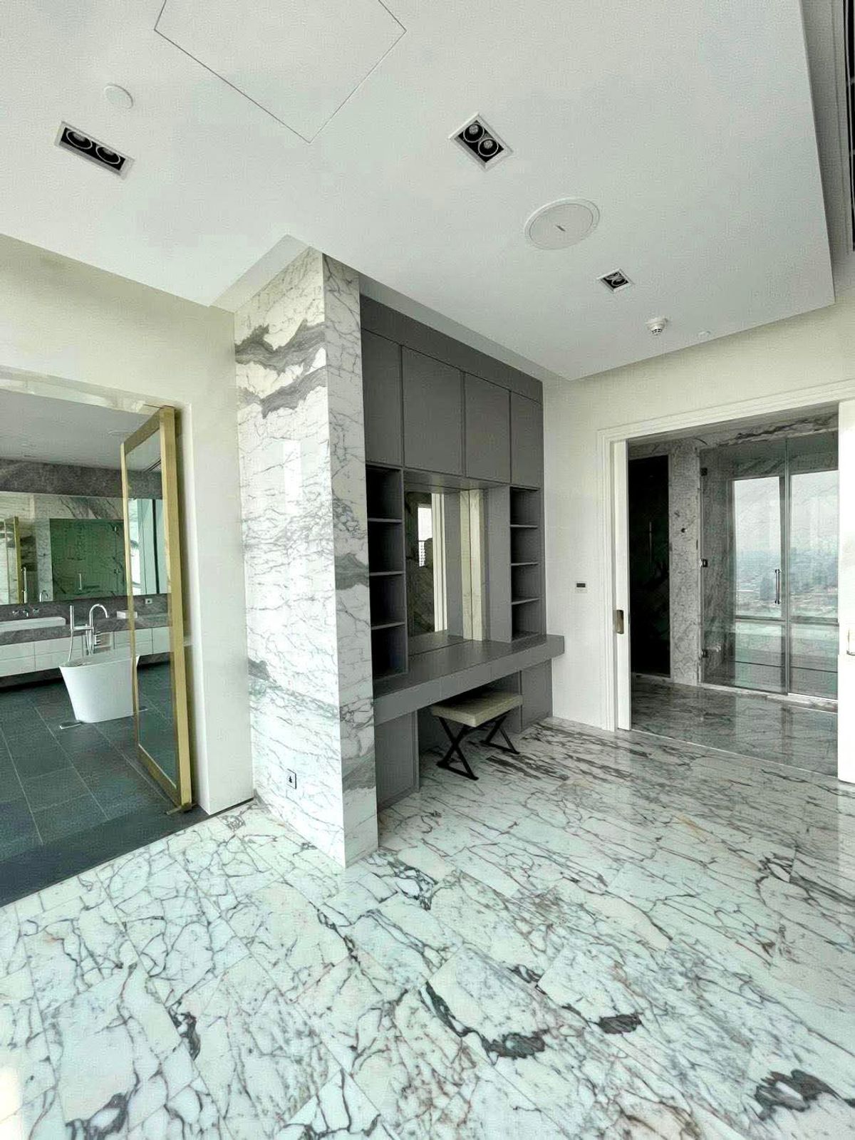 For RentCondoSathorn, Narathiwat : Ritz Carlton Mahanakorn residences for rent Penthouse 4bedrooms 6bathrooms 1.8mb. | Contact 085-546-9559