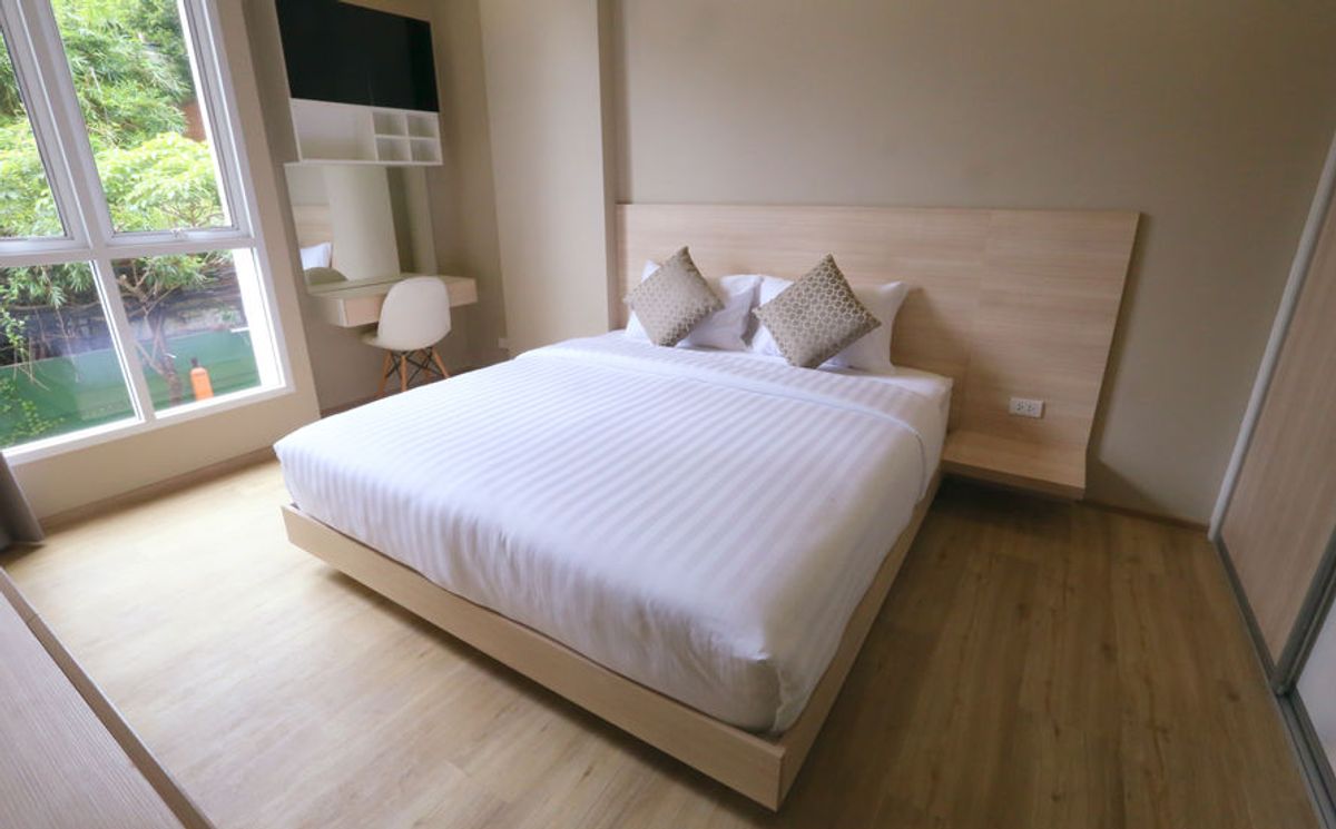 For RentSukhumvit, Asoke, Thonglor : Line ID: @zimple_asset Modern Minimalist Apartment in Sukhumvit 22. Fully furnished– just bring your luggage and move in! The apartment offers fitness facilities and a rooftop swimming pool, with easy access to both BTS and MRT.