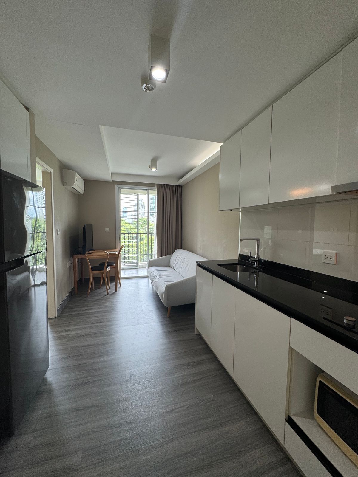 ขายคอนโดสุขุมวิท อโศก ทองหล่อ : Maestro 39 ขายพร้อมผู้เช่า! 🔥 ขายขาดทุนเกือบล้าน! ✅ ขาย 3.6 ลบ. 🔑 30.40 ตร.ม. ✨ Rental Yield 6% ต่อปี 📅 ค่าเช่า 18,000 บาท/เดือน 🚫 ไม่รับ Co-agent