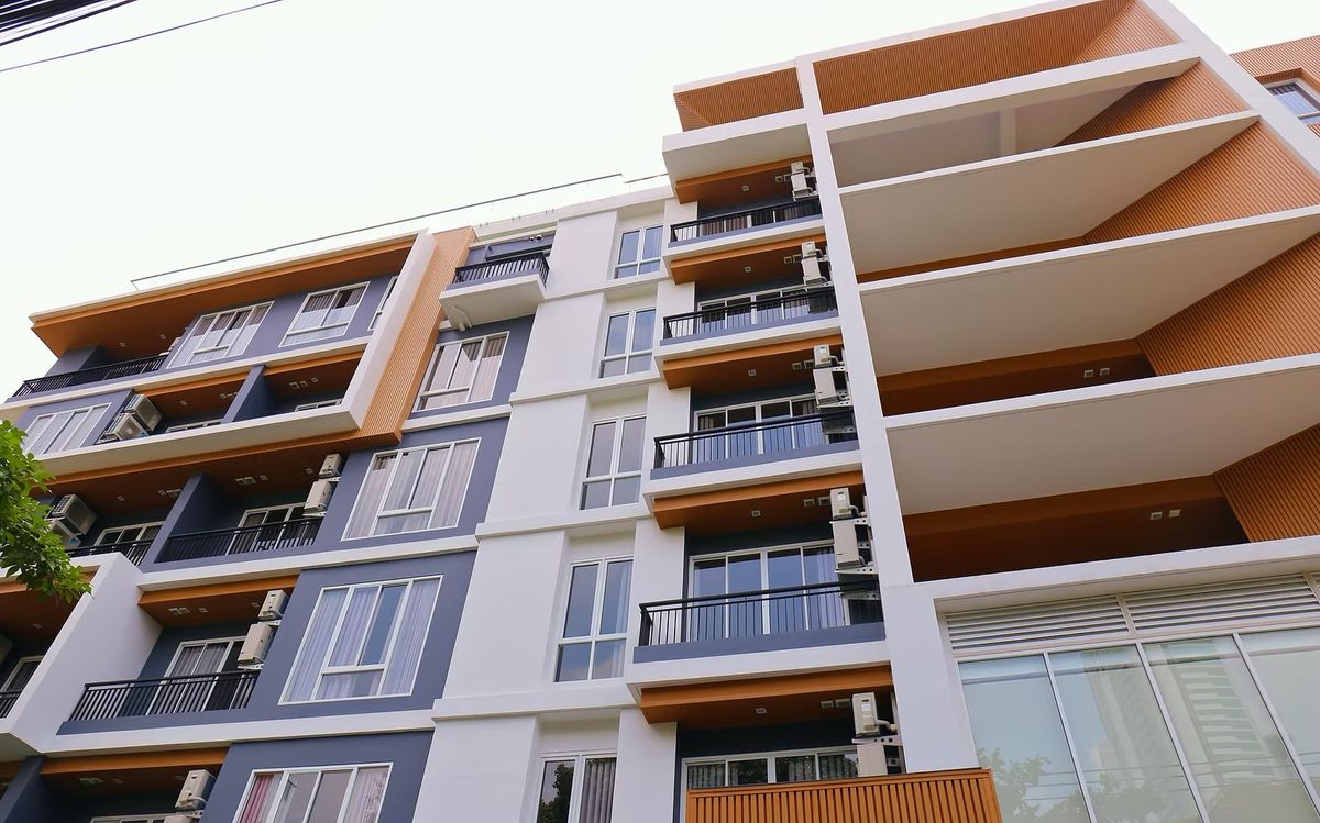 For RentSukhumvit, Asoke, Thonglor : Line ID: @zimple_asset Modern Minimalist Apartment in Sukhumvit 22. Fully furnished– just bring your luggage and move in! The apartment offers fitness facilities and a rooftop swimming pool, with easy access to both BTS and MRT.