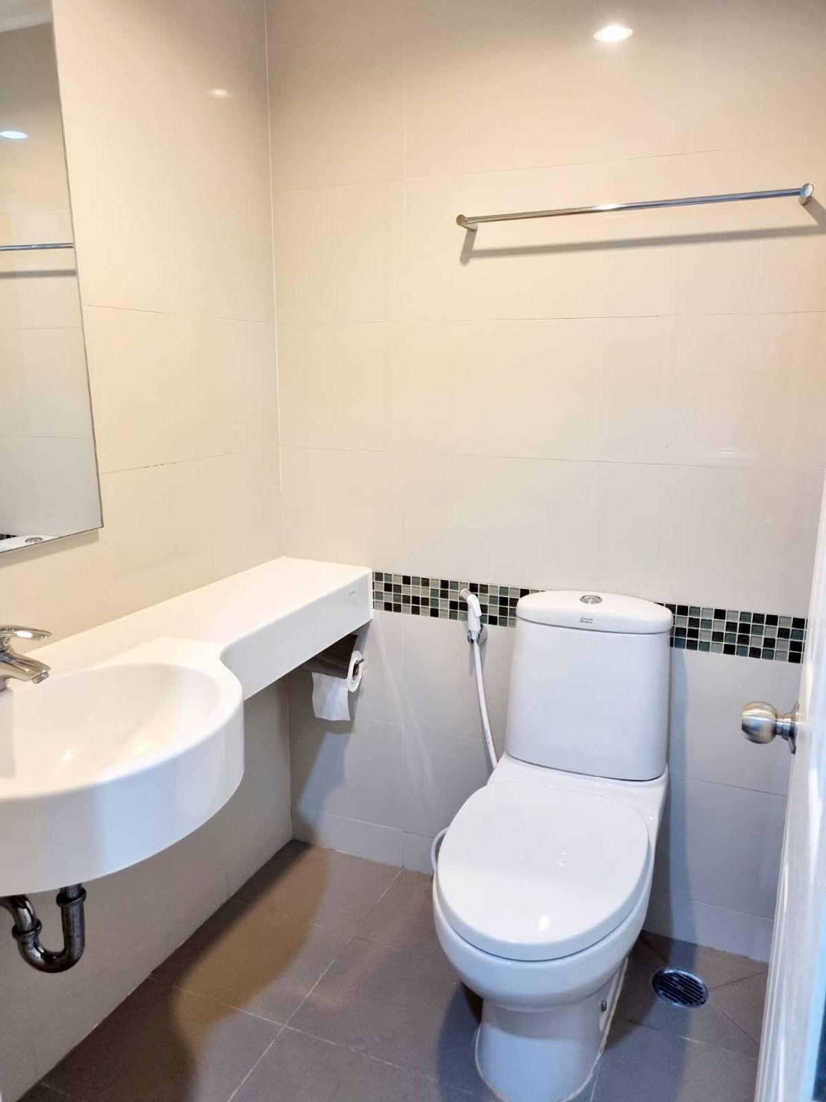 For SaleCondoRama3 (Riverside),Satupadit : For Sale: Lumpini Park Riverside Rama 3 – Corner Unit with Stunning River View  Experience riverside living along the Chao Phraya River at Rama 3. A beautifully designed corner unit with luxury built-in furnishings, perfect for both living and investment.