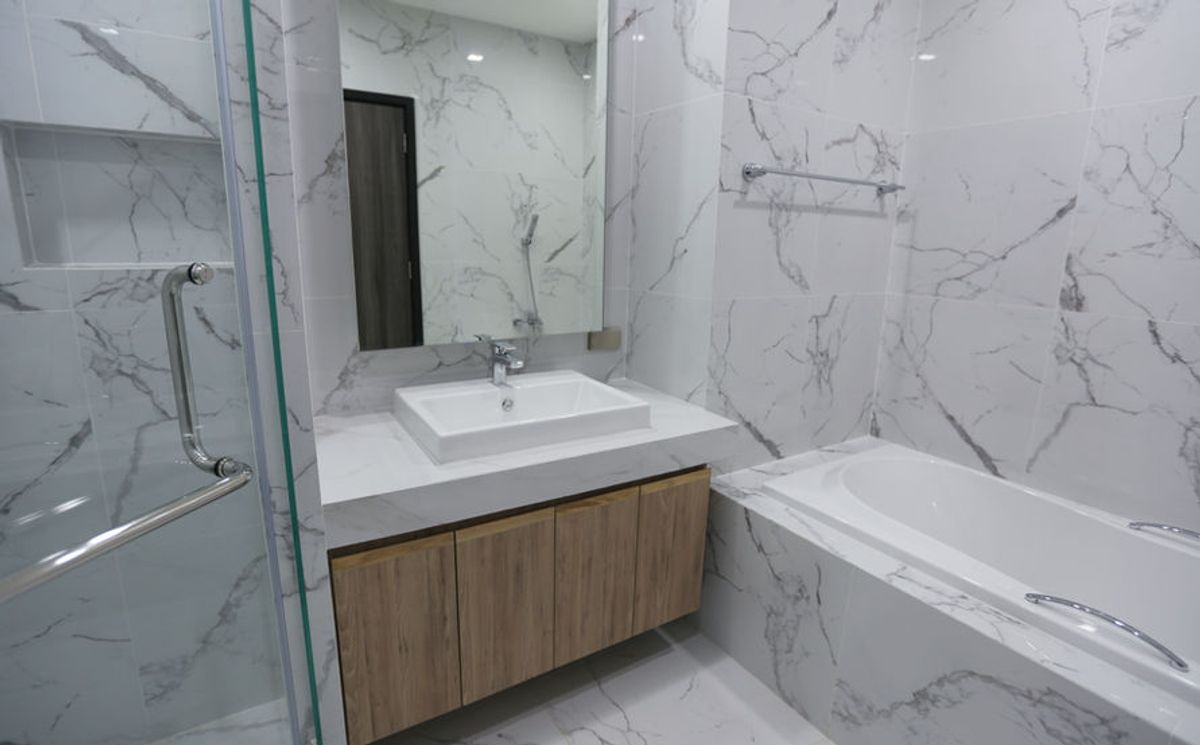 For RentSukhumvit, Asoke, Thonglor : Line ID: @zimple_asset Modern Minimalist Apartment in Sukhumvit 22. Fully furnished– just bring your luggage and move in! The apartment offers fitness facilities and a rooftop swimming pool, with easy access to both BTS and MRT.