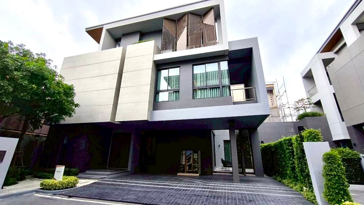 ขายบ้านพัฒนาการ ศรีนครินทร์ : The Gentry Phattanakarn2 last plot: 87.8 sqwah 553sqm. 5bed 5bath corner showhouse 55,000,000 !!! Am: 0656199198