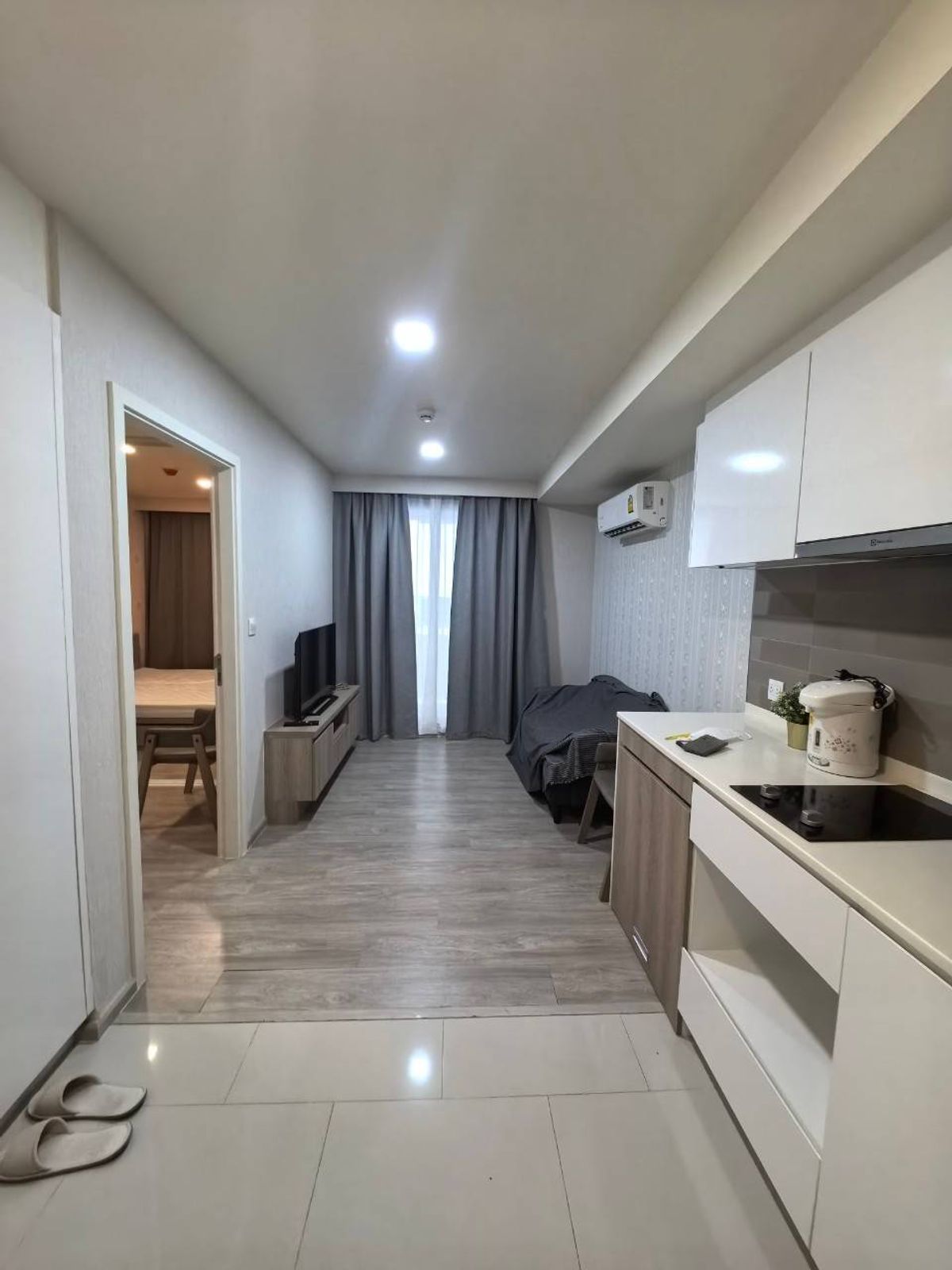 For RentCondoRama9, Petchburi, RCA : 🐾 For Rent: Maestro 03 Ratchada (Pet-Friendly) 🐾 ✨ 1 Bedroom | 1 Bathroom | Fully Furnished ✨ 19,000 THB/Month ✨ Size: ~ 30+ SQ.M. (Approx.) ✨ style & amp; Modern Condo ✨ Full Facilities: Pool, Fitness, Security 📍 Prime Location in Ratchada Area 🚆 Easy