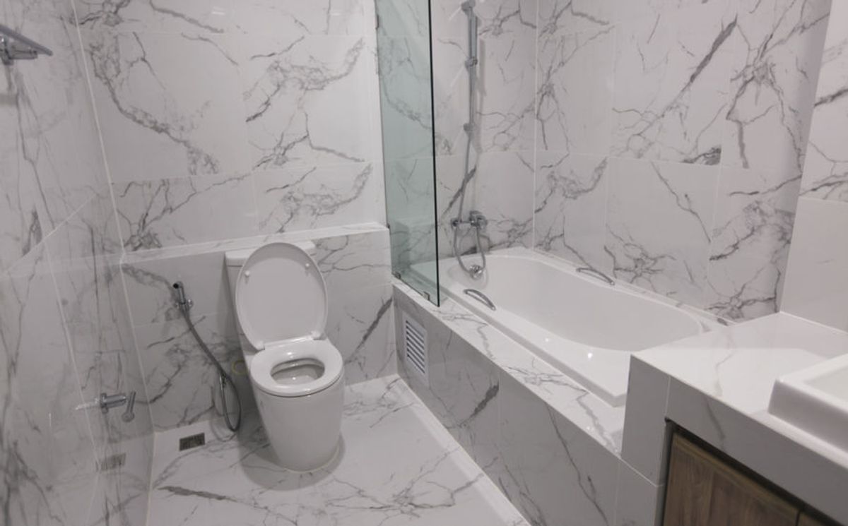 For RentSukhumvit, Asoke, Thonglor : Line ID: @zimple_asset Modern Minimalist Apartment in Sukhumvit 22. Fully furnished– just bring your luggage and move in! The apartment offers fitness facilities and a rooftop swimming pool, with easy access to both BTS and MRT.